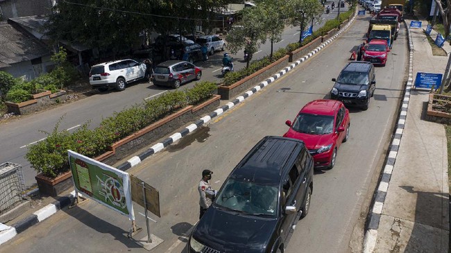 Petugas Kepolisian memeriksa kendaraan pemudik yang melintas di jalan Raya Pacing Bekasi, Jawa Barat, Sabtu (23/5/2020). Pemeriksaan tersebut dilakukan untuk mengantisipasi gelombang pemudik yang akan melintasi jalur Pantura Karawang menuju Jawa Tengah. ANTARA FOTO/Nova Wahyudi/hp.