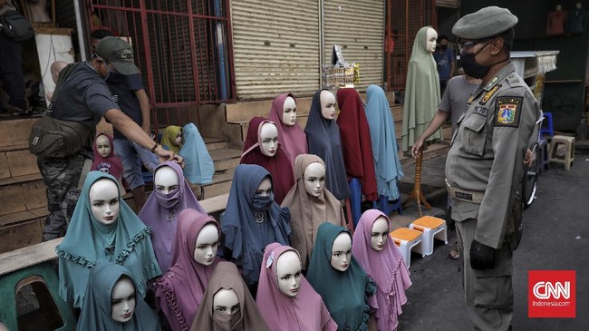 Pengacara menjelaskan tindakan itu dilakukan oleh korban, Nur Halim secara spontan demi melindungi istri dari tindakan arogansi aparat.