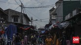 BNPB Terbangkan Thermal Drone di Pasar Tanah Abang Petugas Badan Nasional Penanggulangan Bencana (BNPB) menerbangkan thermal drone di kawasan Pasar Tanah Abang, Jakarta, Sabtu, 23 Mei 2020. Hal tersebut dilakukan untuk memantau suhu para pengunjung di Pasar Tanah Abang guna mencegah penyebaran virus Covid-19. CNN Indonesia/Bisma Septalisma