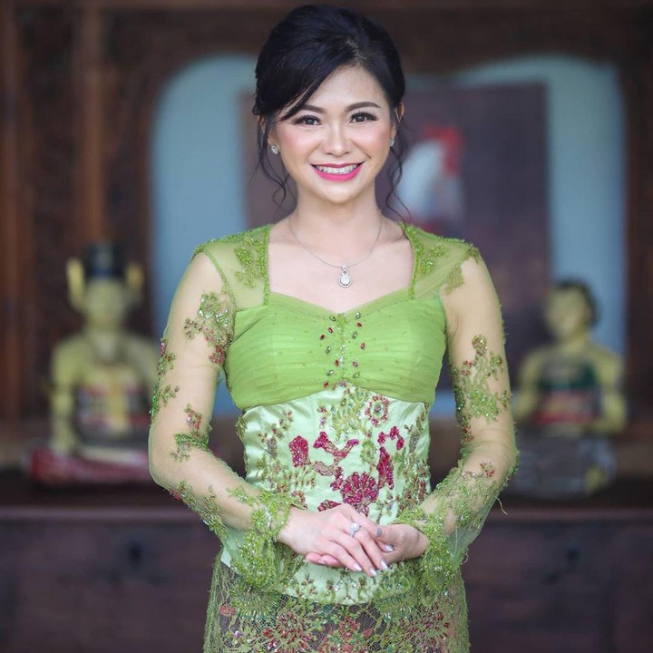 Puspa Dewi sempat membuat heboh netizen Indonesia. Wajahnya bagai anak ABG, padahal sudah 53 tahun (Foto: Instagram @puspadewihc)