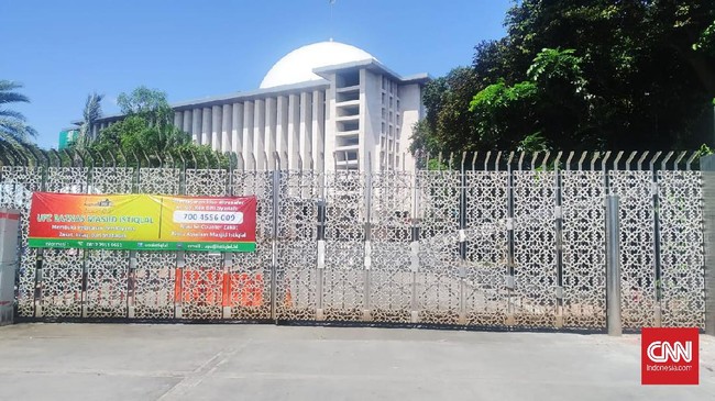 Suasana di Masjid Istiqlal, Jakarta Pusat cukup ramai didatangi para pengunjung di Hari Raya IdulFitri 1441 Hijriah, Minggu (24/5). Mayoritas dari mereka, datang untuk berfoto di depan Masjid terbesar di Asia Tenggara Itu