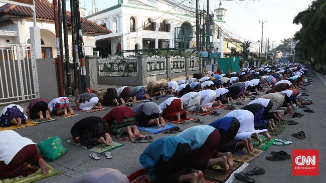 Wali Kota Makassar Moh Ramdhan Pomanto tak mengizinkan salat Idulfitri di masjid, tapi di tempat terbuka atau jalan raya.