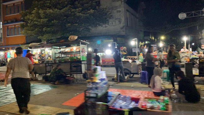 Kerumunan pedagang kaki lima (PKL) mengundang keramaian di malam takbiran di kawasan Kota Tua, Tamansari, Jakarta Barat, Sabtu (23/5/2020). (ANTARA/HO-Munir)