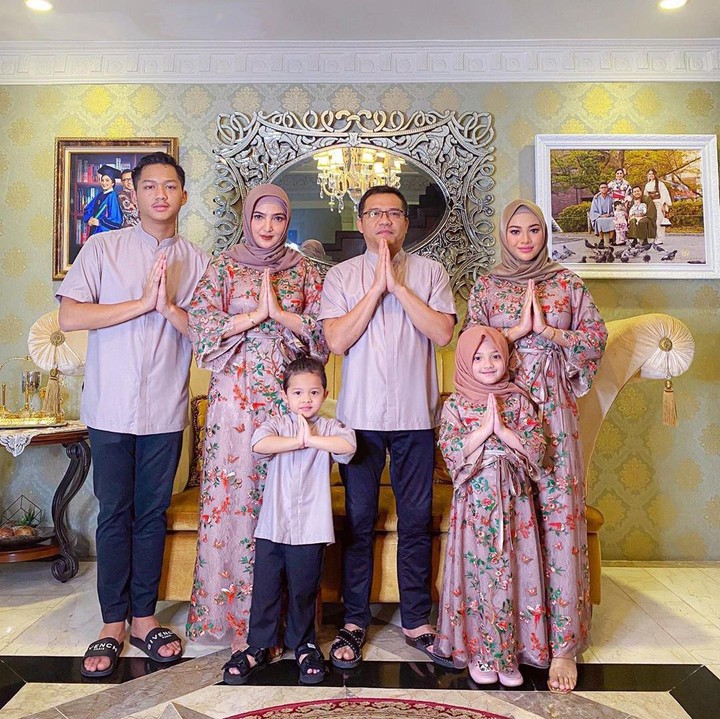 <p>Meskipun Idul Fitri kali ini tidak ke mana-mana, Ashanty tetap mengajak netizen untuk bersyukur dan berharap momen ini bisa menjadi kenangan yang indah dalam hidup (Foto: Instagram @ashanty_ash)</p>