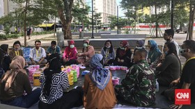 Santap Opor dan Prank Call Warnai Lebaran Relawan Wisma Atlet