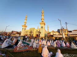Kota Tegal Jadi Zona Hijau, Warga Ramai-ramai Salat Id di Masjid Agung