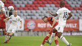 Bayern Munchen vs Eintracht Frankfurt Bayern Munich's Robert Lewandowski, center, scores his side's third goal the German Bundesliga soccer match between Bayern Munich and Eintracht Frankfurt in Munich, Germany, Saturday, May 23, 2020. (Andreas Gebert/pool via AP)
