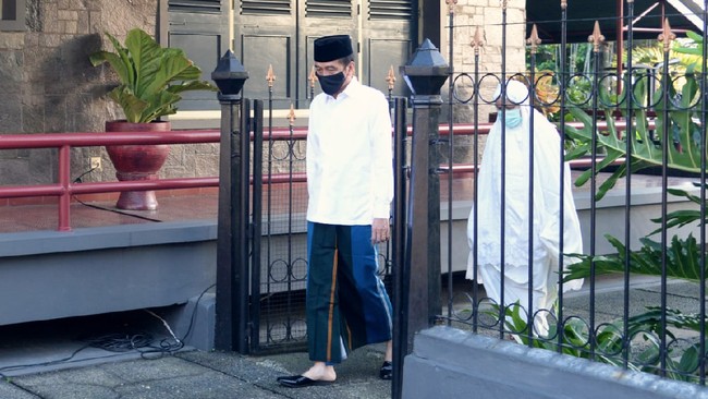 Presiden RI Jokowi bersama ibu negara Iriana, dan putra bungsu mereka Kaesang Pangarep akan menjalani salat idulfitri berjemaah di Istana Bogor besok.