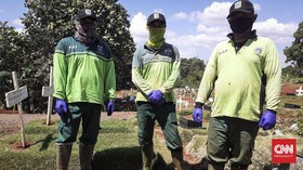 Lebaran Ala Tiga Sekawan Penjaga Pusara Korban Corona