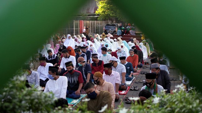 Sejumlah pengurus dan imam Salat Ied di Masjid Jamiatul Muslimin, Jayapura, Papua, dinyatakan positif Covid-19. Masjid pun ditutup dua pekan.