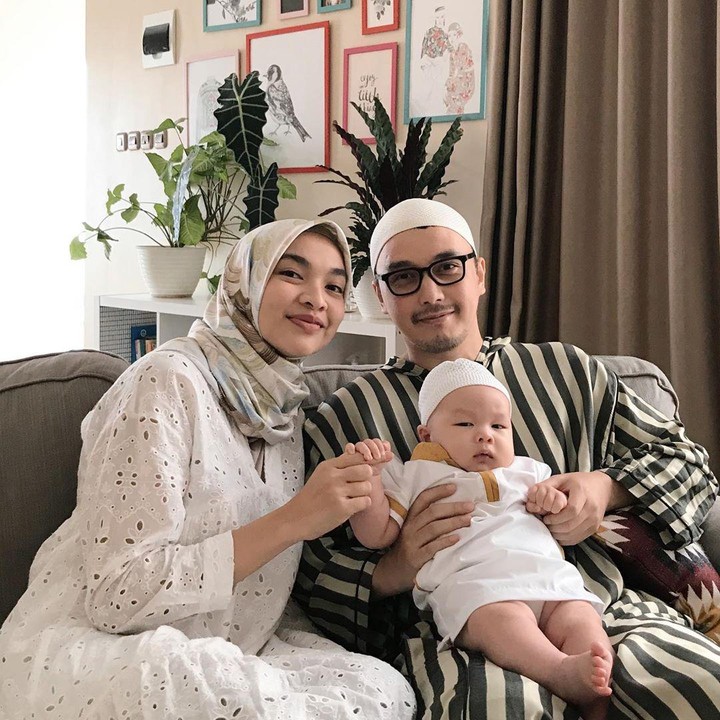 <p>Tika Bravani yang juga ,merayakan Idul Fitri di rumah saja, mengunggah foto keluarga sambil mengucap selamat Lebaran. Bayi mungilnya tampak menggemaskan di foto tersebut. (Foto: Instagram @tikabravani)</p>