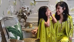 Penampilan Serasi Dian Sastrowardoyo dan Sang Putri saat Idul Fitri