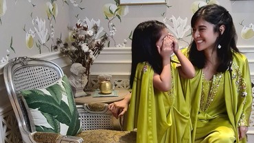 img-title Penampilan Serasi Dian Sastrowardoyo dan Sang Putri saat Idul Fitri