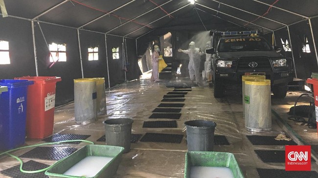 Relawan tenaga medis Rumah Sakit Darurat Wisma Atlet,
Kemayoran, Jakarta mengganti tradisi baju baru lebaran tahun ini
dengan atribut APD. Ratusan relawan menjalani hari pertama lebaran
masih dengan rutinitas merawat pasien hingga santap bersama, Minggu.