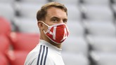 Bayern Munchen vs Eintracht Frankfurt Munich's goal keeper Manuel Neuer enters the stadium prior to the German Bundesliga soccer match between Bayern Munich and Eintracht Frankfurt in Munich, Germany, Saturday, May 23, 2020. (Andreas Gebert/pool via AP)