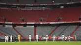 Bayern Munchen vs Eintracht Frankfurt Players pay a minute of silence for the victims of the coronavirus prior to the German Bundesliga soccer match between Bayern Munich and Eintracht Frankfurt in Munich, Germany, Saturday, May 23, 2020. (Andreas Gebert/pool via AP)