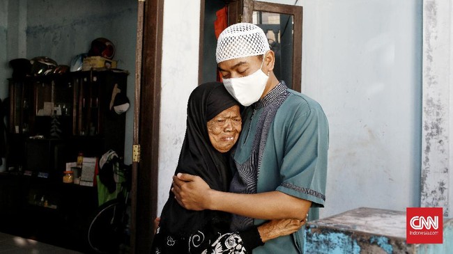 MUI Jatim mengimbau Salat Idulfitri dilakukan bersama keluarga dan berjamaah di rumah masing-masing agar tak menimbulkan kerumunan kelompok.