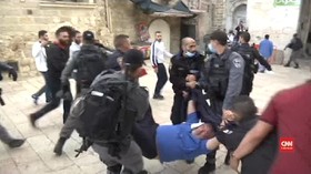 VIDEO: Polisi Tangkap Dua Orang Saat Bubarkan Demo di Al Aqsa