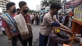 Nusantara Sambut Idul Fitri Dibawah Bayang-Bayang Corona Muslim men queue up to wash their hands prior to entering Al Mashun Grand Mosque's compound to attend an Eid al Fitr prayer amid concerns of coronavirus outbreak in Medan, North Sumatra, Indonesia, Sunday, May 24, 2020. Millions of people in the world's largest Muslim nation are marking a muted and gloomy religious festival of Eid al-Fitr, the end of the fasting month of Ramadan - a usually joyous three-day celebration that has been significantly toned down as coronavirus cases soar. (AP Photo/Binsar Bakkara)