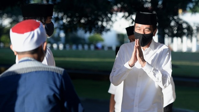 Presiden Joko Widodo mengikuti salat Iduladha di area Simpang Lima, Semarang, Jateng. Ia datang didampingi Menteri PUPR Basuki Hadimoeljono.