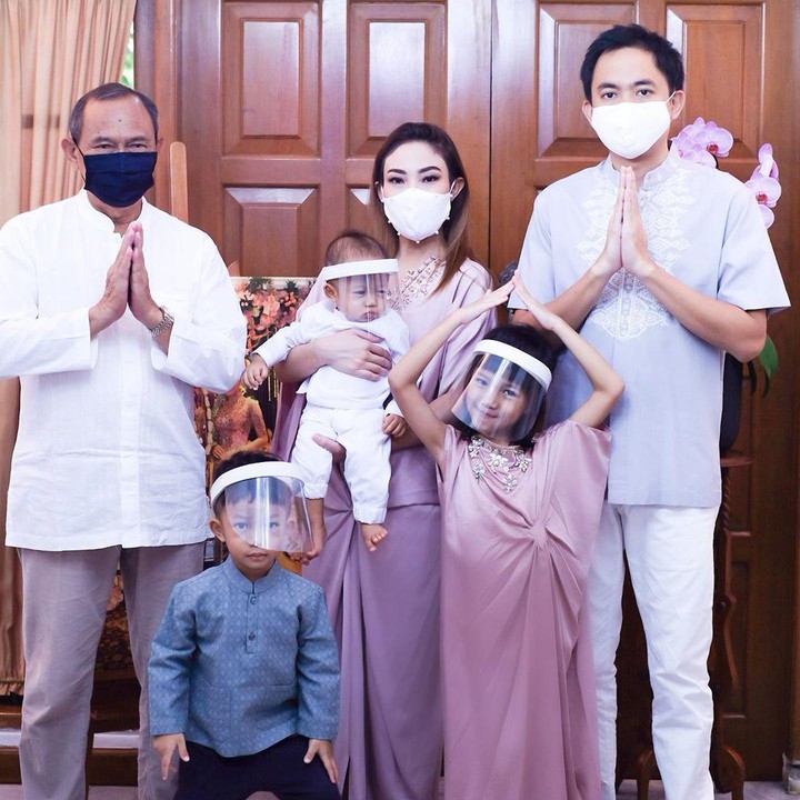 <p>Walaupun di rumah saja, pose foto keluarga Ayu Dewi tetap dilengkapi masker. Anak-anaknya pun menggunakan face shield, pelindung anti corona. (Foto: Instagram @mrsayudewi)</p>