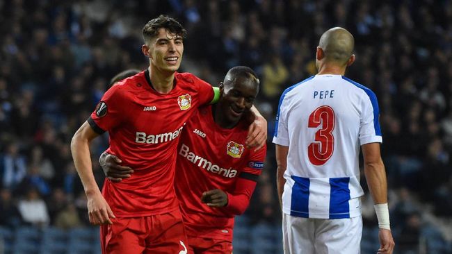 Bayer Leverkusen's German midfielder Kai Havertz (L) celebrates with teammate French forward Moussa Diaby after scoring a goal  during the UEFA Europa League round of 32 second leg football match between FC Porto and Bayer Leverkusen at the Dragao stadium in Porto on February 27, 2020. (Photo by MIGUEL RIOPA / AFP)