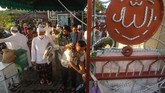 Nusantara Sambut Idul Fitri Dibawah Bayang-Bayang Corona Umat muslim mencuci tangan sebelum melaksanakan ibadah shalat Idul Fitri 1441 Hijriah di Masjid Sabalil Muhtadin, Palangkaraya, Kalimantan Tengah, Minggu (24/5/2020). Meskipun ditengah pandemi COVID-19, warga di daerah setempat tetap melaksanakan shalat Idul Fitri 1441 Hijriah berjemaah di masjid dan takmjir masjid tersebut mengimbau jamaah mengikuti ibadah sesuai protokol kesehatan. ANTARA FOTO/Makna Zaezar/foc.
