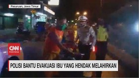 VIDEO: Polisi Bantu Evakuasi Ibu yang Hendak Melahirkan