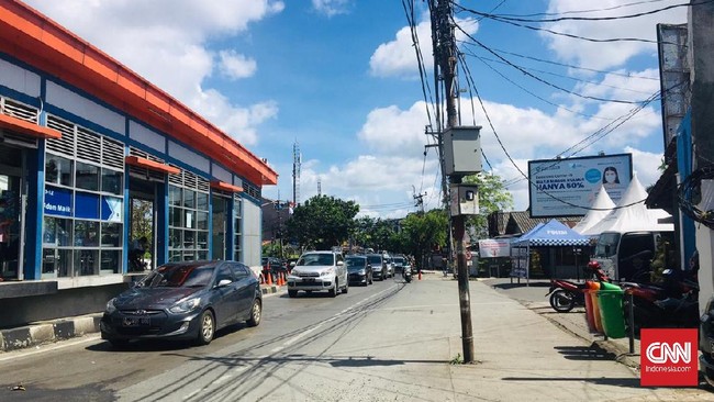 Petugas gabungan dari kepolisian, Satuan Polisi Pamong Praja (Satpol PP), dan Dinas Perhubungan tidak beraktivitas di dua titik pemeriksaan keluar-masuk Jakarta, Jalan Ciledug Raya (Depan Kampus Budi Luhur), Pos Joglo Raya (Taman Alfa), sekitar pukul 11.30 hingga 13.00 WIB.