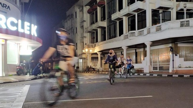 Para pesepeda isi malam takbiran di kawasan Asia Afrika, Kota Bandung, Sabtu (23/5/2020). (ANTARA/Bagus Ahmad Rizaldi)