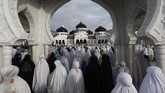 Nusantara Sambut Idul Fitri Dibawah Bayang-Bayang Corona Umat muslim memadati Masjid Raya Baiturrahman untuk melaksanakan ibadah shalat Idul Fitri di Masjid Raya Baiturrahman, Banda Aceh, Aceh, Minggu (24/5/2020). Mayoritas umat muslim di daerah yang telah memberlakukan hukum syariat islam tetap melaksanakan sembahyang hari raya Idul Fitri di masjid-masjid meski Pemerintah setempat telah mengeluarkan imbauan untuk menjaga protokol kesehatan guna mengantisipasi penyebaran dan penularan COVID-19. ANTARA FOTO/Irwansyah Putra/foc.
