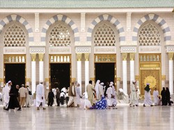 Bermasker, Jamaah Salat ID di Masjid Nabawi