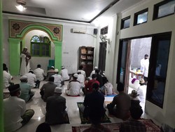 Terapkan Protokol Kesehatan, Warga Bekasi Salat Id Berjemaah di Masjid