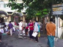 Warga Salat Id di Masjid Nurul Islam Mampang, Begini Suasananya