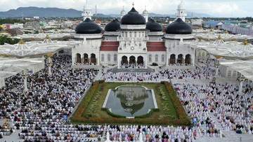 Jamaah salat Idulfitri 1441 Hijriah di Masjid Raya Baiturrahman, pada Minggu (24/5). This aerial photo shows Muslims performing during an Eid al-Fitr prayer despite concerns of the new coronavirus outbreak, at Baiturrahman Grand Mosque in Banda Aceh in the deeply conservative Aceh province, Indonesia, Sunday, May 24, 2020. Millions of people in the world's largest Muslim nation are marking a muted and gloomy religious festival of Eid al-Fitr, the end of the fasting month of Ramadan - a usually joyous three-day celebration that has been significantly toned down as coronavirus cases soar. (AP Photo/Heri Juanda)