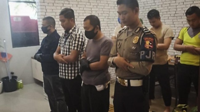Sebanyak 29 personil Sat PJR Cipularang pun harus melaksanakan shalat Ied dikantor bersama rekan-rekannya secara bergantian.