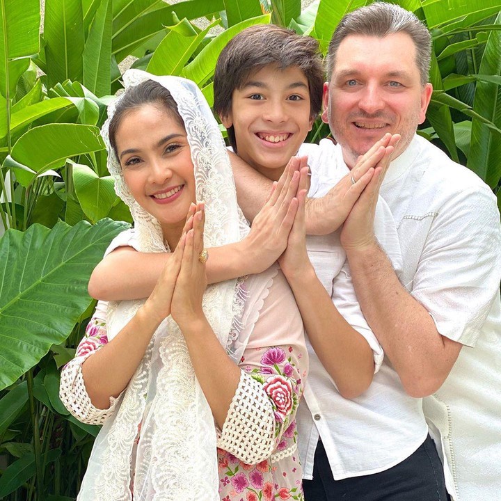 <p>Maudy Koesnaedi merayakan Lebaran di rumah saja bareng suami dan anak tercinta. Mereka kompak berpose yang sama buat ucapan lho, Bunda (Foto: Instagram @maudykoesnaedi)</p>