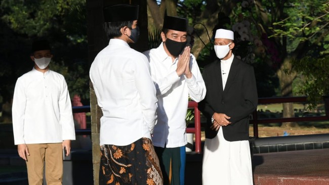 Presiden Joko Widodo bersama dengan Ibu Negara Iriana Joko Widodo melaksanakan salat Idulfitri 1441 H di halaman depan Wisma Bayurini, Istana Kepresidenan Bogor, pada Minggu pagi, 24 Mei 2020.