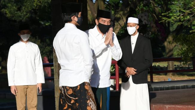 Jokowi Salat Id di Bogor Presiden Joko Widodo bersama dengan Ibu Negara Iriana Joko Widodo melaksanakan salat Idulfitri 1441 H di halaman depan Wisma Bayurini, Istana Kepresidenan Bogor, pada Minggu pagi, 24 Mei 2020.