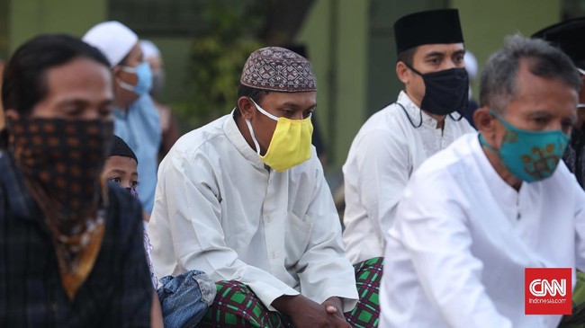 Warga melaksanakan salat Idul Fitri di Masjid Raya At Taqwa, Pekayon Jaya, Bekasi, Jawa Barat, Minggu, 24 Mei 2020. Beberapa wilayah zona hijau di Kota Bekasi melaksanakan salat ied di masjid maupun lapangan dengan menggunakan protokol kesehatan. CNNIndonesia/Safir Makki