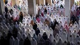 Nusantara Sambut Idul Fitri Dibawah Bayang-Bayang Corona Muslim women perform during an Eid al Fitr prayer despite concerns of the new coronavirus outbreak, at a mosque in Lhokseumawe in the deeply conservative Aceh province, Indonesia, Sunday, May 24, 2020. Millions of people in the world's largest Muslim nation are marking a muted and gloomy religious festival of Eid al-Fitr, the end of the fasting month of Ramadan - a usually joyous three-day celebration that has been significantly toned down as coronavirus cases soar. (AP Photo/Zik Maulana)