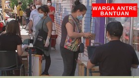 VIDEO: Warga Antre Bantuan Covid-19