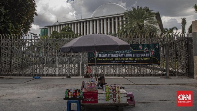 Suasana di Masjid Istiqlal saat hari kedua Idulfitri 1441 Hijriah, Jakarta, Senin, 25 Mei 2020. CNN Indonesia/Bisma Septalisma
