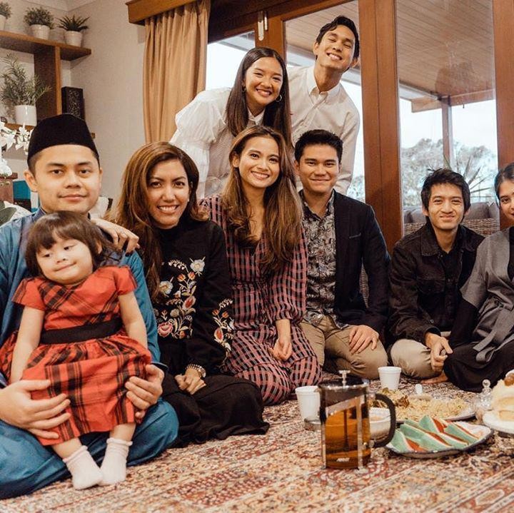 <p>3. Acha Septriasa   Untuk ke-4 kalinya, Acha Septriasa Lebaran di Sydney, Australia bersama keluarga kecilnya. Tahun ini, Acha merayakan hari kemenangan bersama keluarga dan teman-temannya di Sydney. (Foto: Instagram @@septriasaacha)</p>