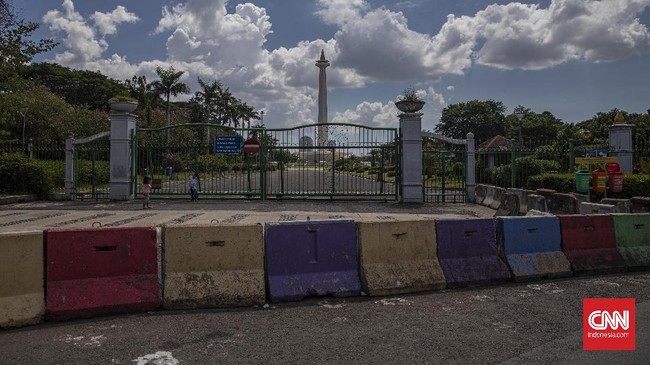 Suasana di Kawasan Monumen Nasional saat hari kedua Idulfitri 1441 Hijriah, Jakarta, Senin, 25 Mei 2020. CNN Indonesia/Bisma Septalisma
