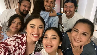 img-title Cantik Berbaju Muslim, Naysilla Mirdad Bawa Pacar Lebaran Bareng Keluarga