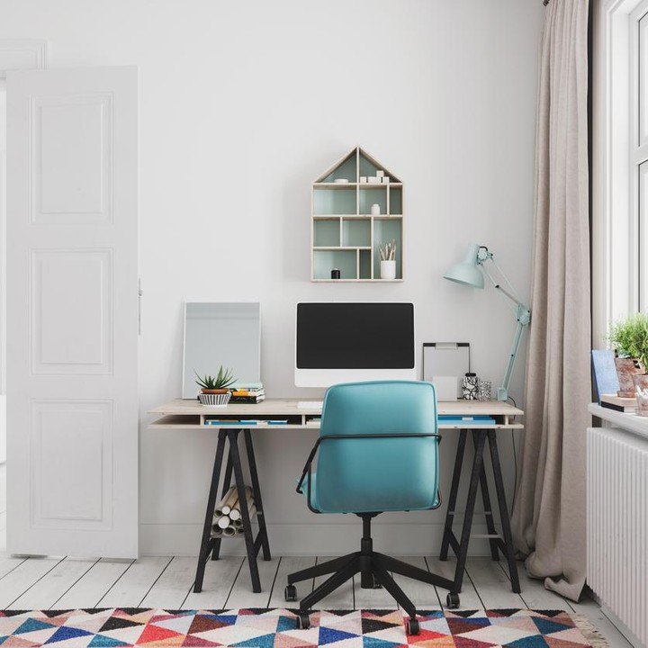Untuk menciptakan meja kerja yang nyaman namun tetap trendi, Bunda bisa menggunakan kursi kerja dengan warna-warna terang. (Foto: iStock)