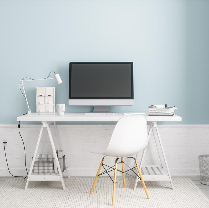 Jika merasa warna putih pada meja kerja dan kursi terlalu monoton, Bunda bisa bermain warna untuk cat tembok. Warna biru misalnya bisa membuat ruangan lebih segar dan hidup. (Foto: iStock)