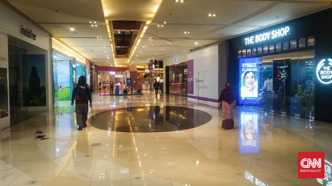 Mall di Jakarta Sepi Sejumlah pusat perbelanjaan atau mal di Jakarta terlihat sepi pada hari kedua Lebaran, Senin (25/5)