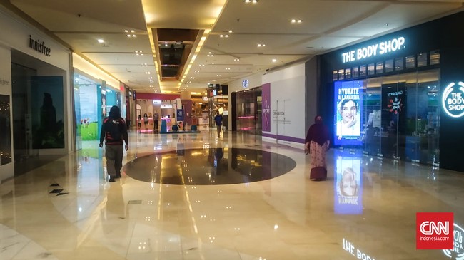 Sejumlah pusat perbelanjaan atau mal di Jakarta terlihat sepi pada hari kedua Lebaran, Senin (25/5)